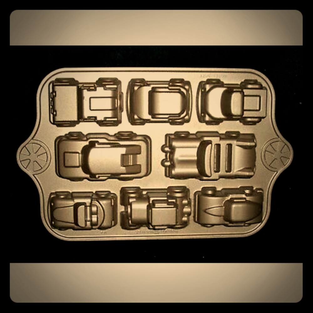 WS Winter Wonderland Nordic Ware 8 Car Cake Pan